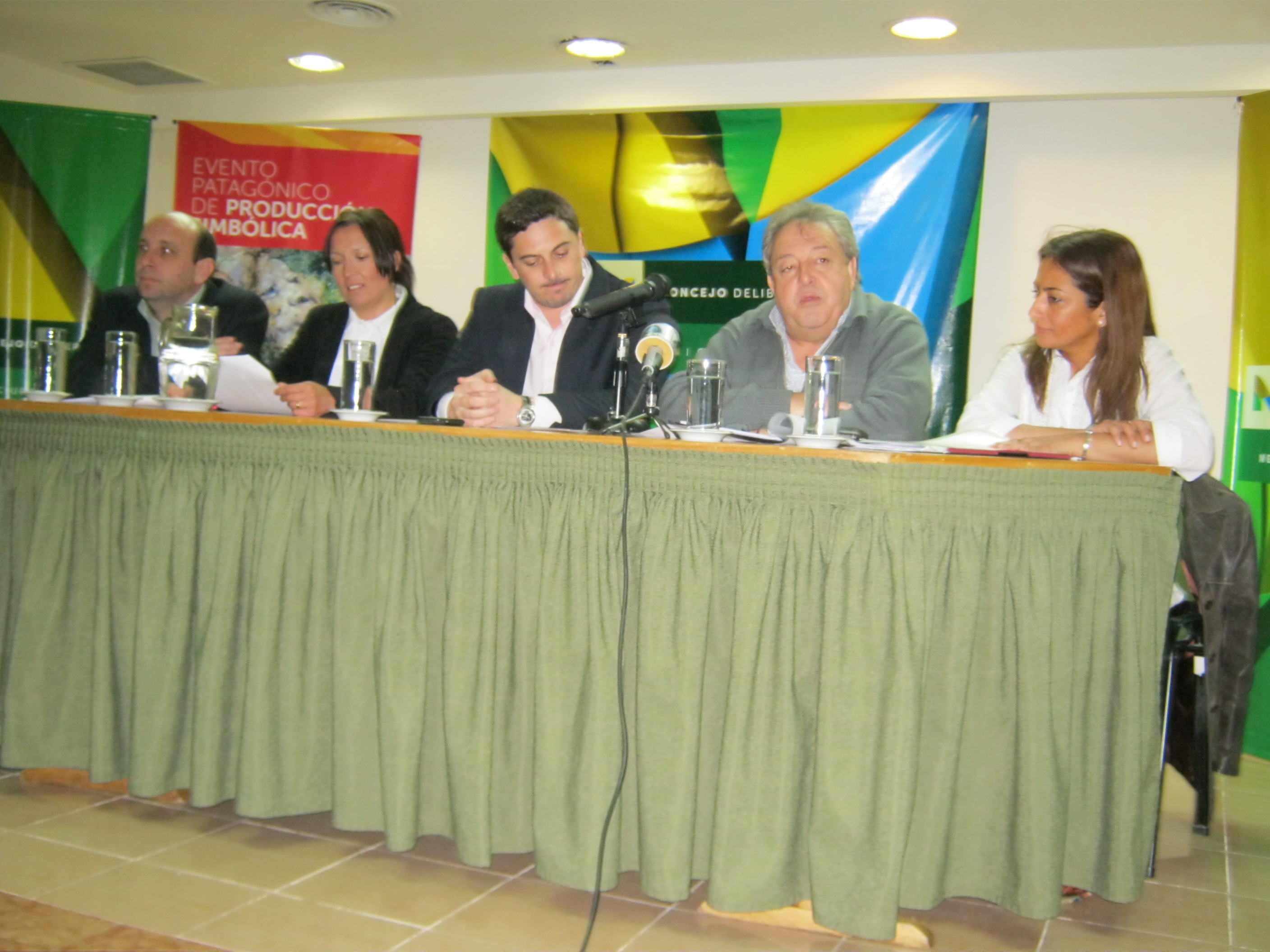Conferencia de Prensa en el Consejo Deliberante de la ciudad de Neuquén.